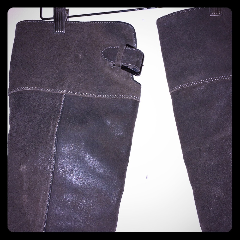 Boots size 6, gray color.